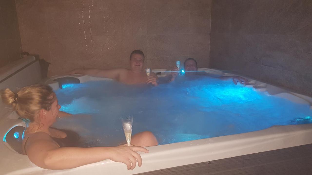 מלון Hluboká nad Vltavou Statek 3 - Wellness & Spa מראה חיצוני תמונה