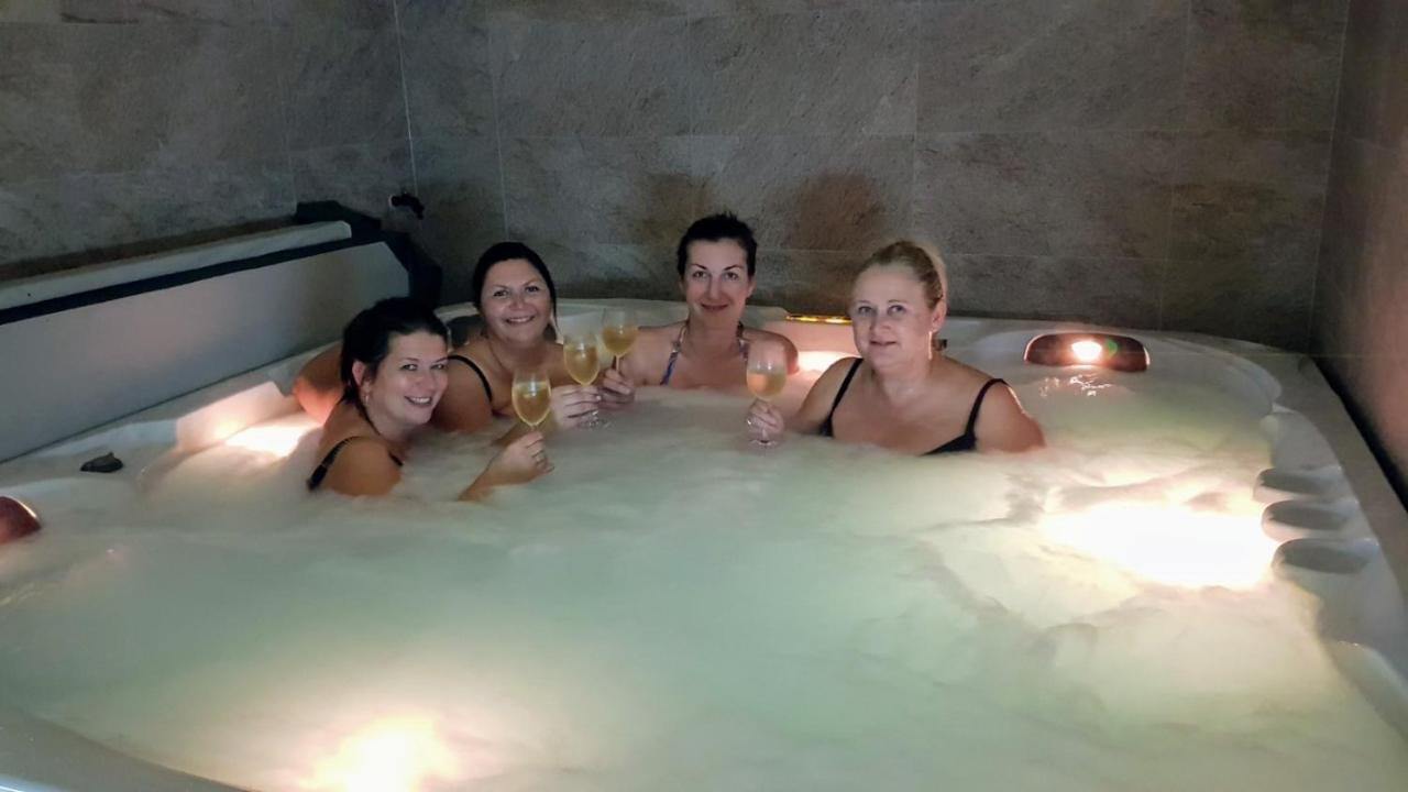 מלון Hluboká nad Vltavou Statek 3 - Wellness & Spa מראה חיצוני תמונה